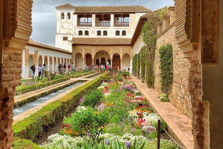 Granada Private Guided Tour with Alhambra Complex & Albaicín