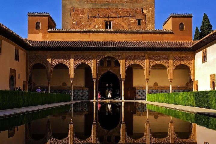 Granada Private Guided Tour with Alhambra Complex & Albaicín