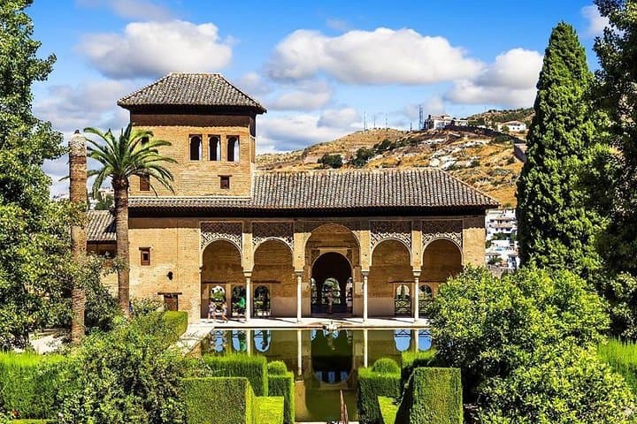Granada Private Guided Tour with Alhambra Complex & Albaicín