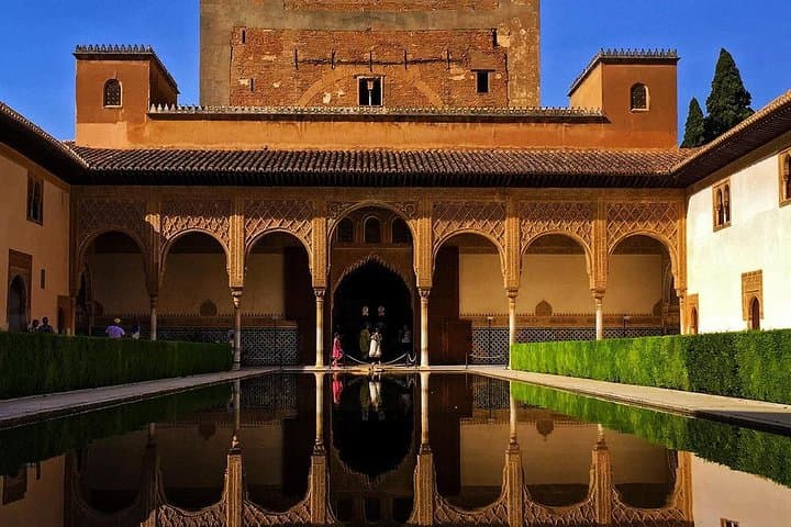 Alhambra Small Group Tour with Nasrid, Generalife & Alcazaba