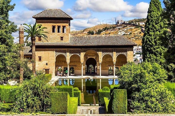 Alhambra Small Group Tour with Nasrid, Generalife & Alcazaba