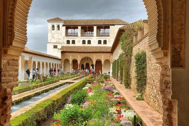 Alhambra Private Tour with Nasrid Palaces , Generalife & Albaicín