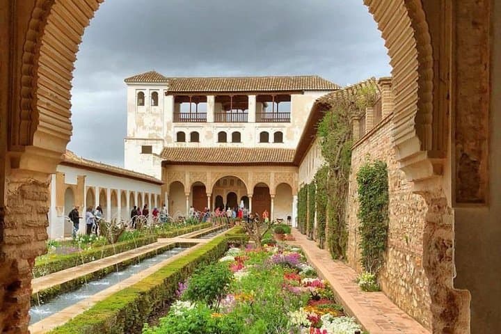 Granada Alhambra Private Guided Tour Generalife & Albaicín