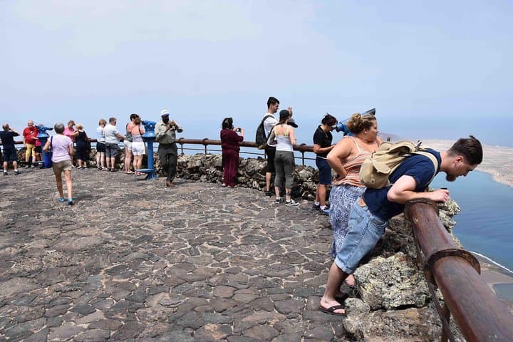 Lanzarote César Manrique Tour: with Jameos or Green Cave