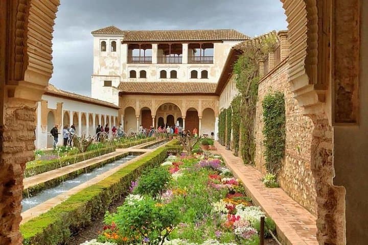 Alhambra & Nasrid Palaces Private Tour with Entry Tickets