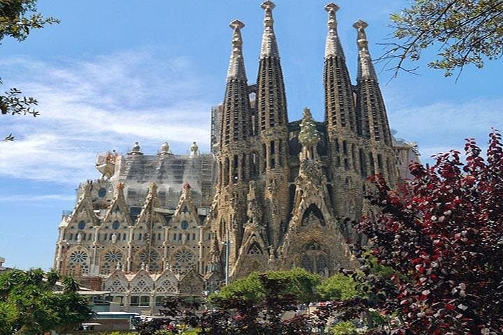 Barcelona Fast Track Guided Tour Sagrada Familia Tour with Access