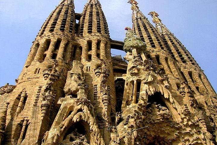 Barcelona Fast Track Guided Tour Sagrada Familia Tour with Access