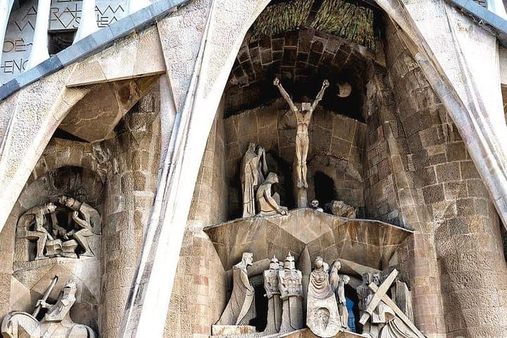 Private Gaudí Bike Tour & Sagrada Família Skip-the-Line Entry