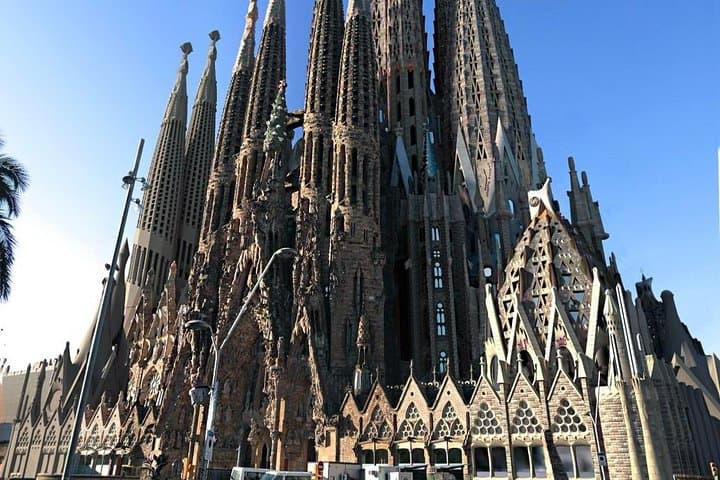 Private Gaudí Bike Tour & Sagrada Família Skip-the-Line Entry