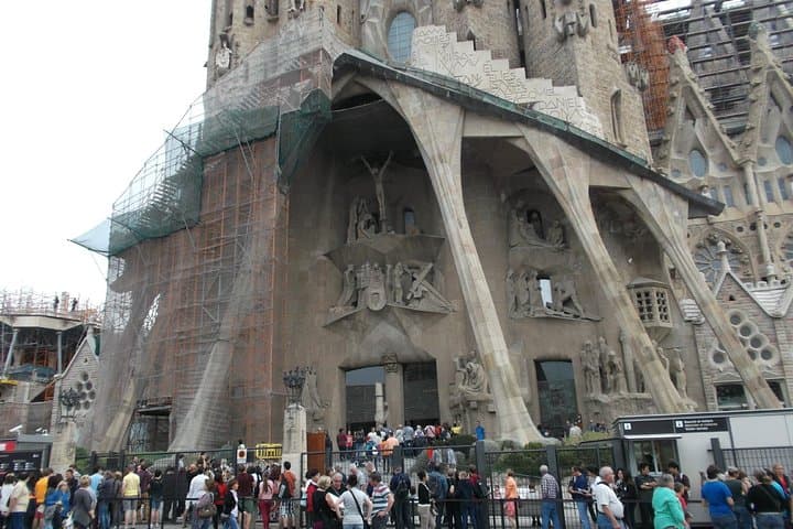 Private Gaudí Bike Tour & Sagrada Família Skip-the-Line Entry