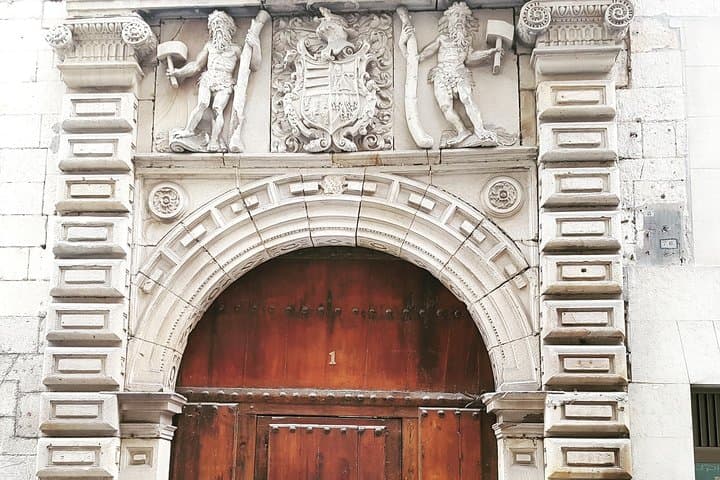 Gate of the Arana Palace. Belosticalle Street, one of the seven streets. Old Town