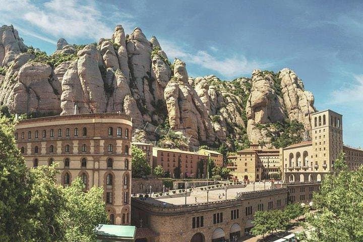 Private tour to Montserrat. The most complete tour, Cable car & meal included