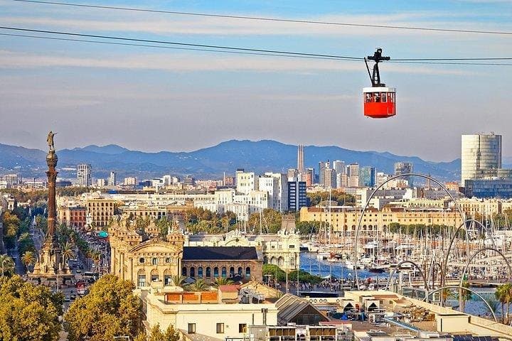 Barcelona Highlights and Secrets. Private Tour with a tapa & drink included