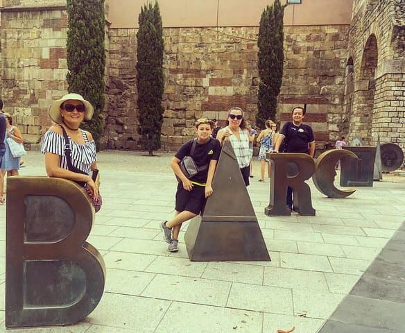 Barcelona Highlights and Secrets. Private Tour with a tapa & drink included