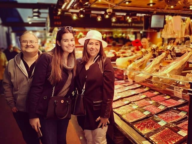 Barcelona Highlights and Secrets. Private Tour with a tapa & drink included