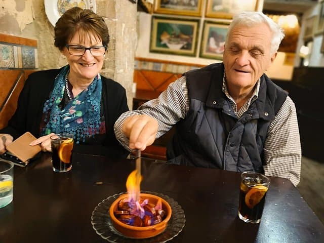 Barcelona Highlights and Secrets. Private Tour with a tapa & drink included