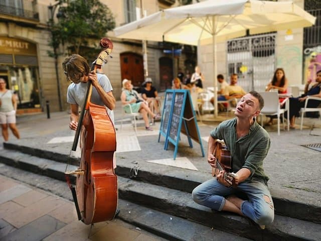 Barcelona Highlights and Secrets. Private Tour with a tapa & drink included