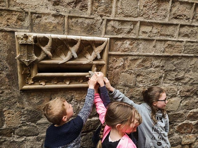 Family Private Tour: Churros, Hot Chocolate & Games in Barcelona