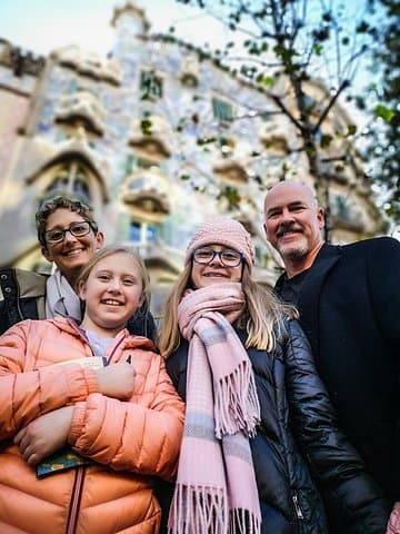 Family Private Tour: Churros, Hot Chocolate & Games in Barcelona