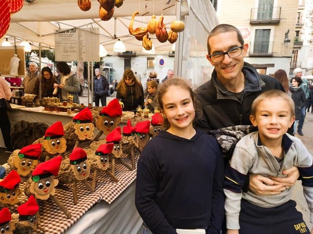 Family Private Tour: Churros, Hot Chocolate & Games in Barcelona