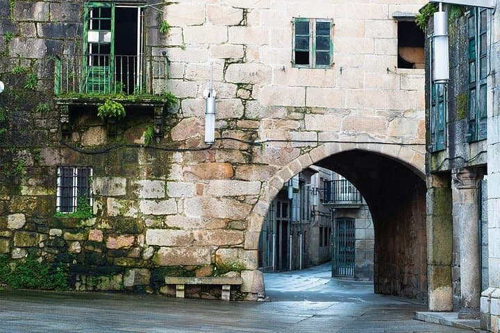 We'll talk about secluded nuns, pirates and hidden treasures and who is perhaps the most distinguished resident of
Pontevedra: Cristóbal Colón.