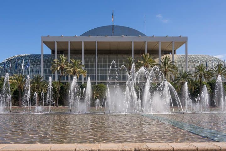 Walking tour of the city of arts and sciences