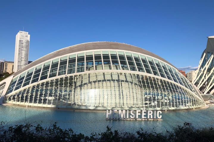 Walking tour of the city of arts and sciences