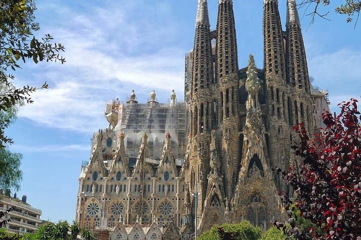 Barcelona: Sagrada Familia Fast Track Tour with Tower Option