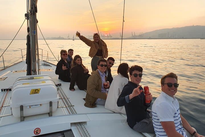 Share with your friends magical moments on board a superb 16 mts sailboat.