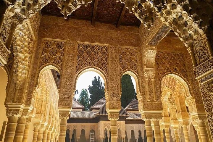 Alhambra Complex & Albaicín Private Guided Tour with Entry Ticket