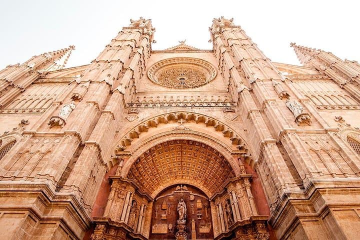 El rosetón mayor de la catedral es el más grande del mundo.