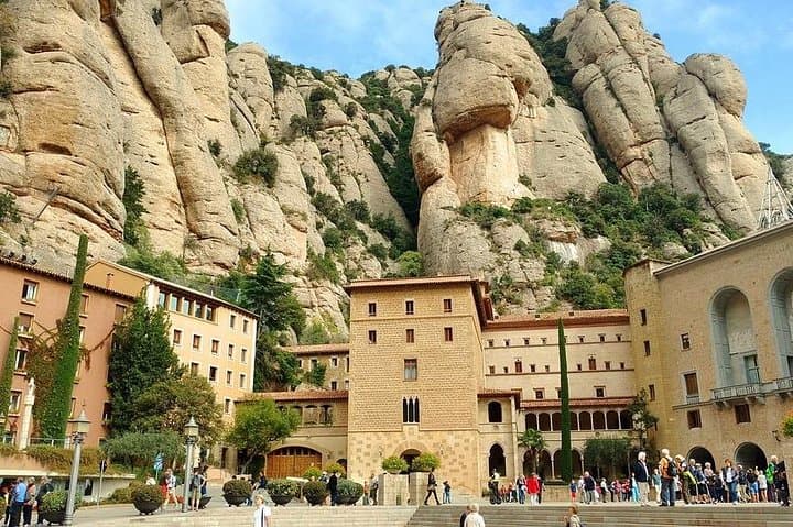 Montserrat and De Poblet Monastery - Reduced group hotel pick up from Barcelona