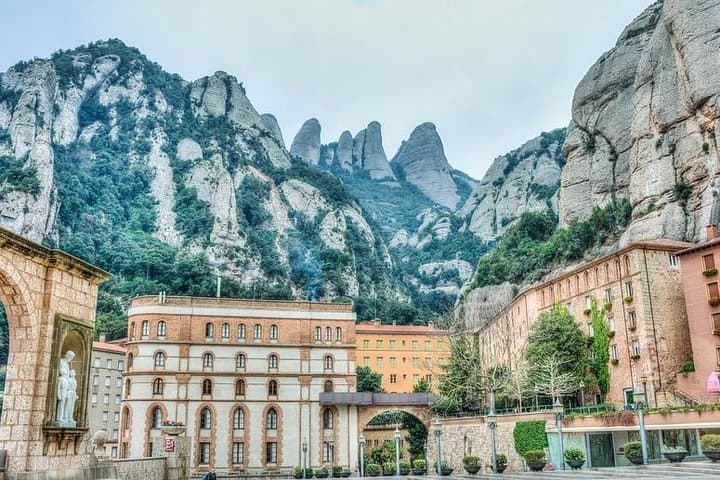 Montserrat and De Poblet Monastery - Reduced group hotel pick up from Barcelona