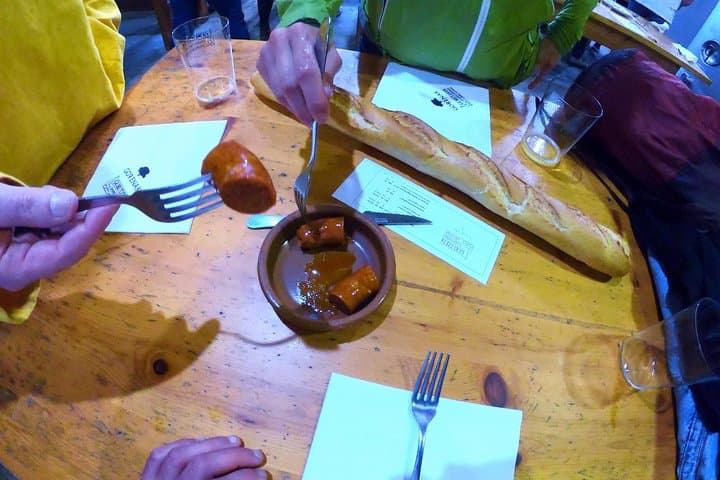 Live in the cider house, the tradition of the txotx.
