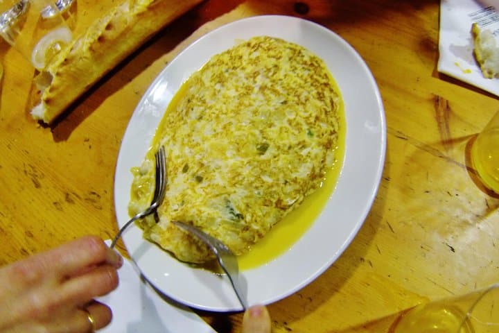 Live in the cider house, the tradition of the txotx.