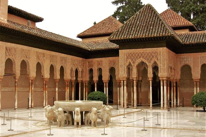 Full Alhambra tour with preferential access (SPANISH language)