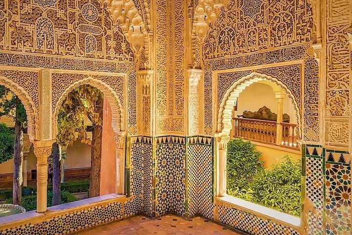 Full Alhambra tour with preferential access (SPANISH language)