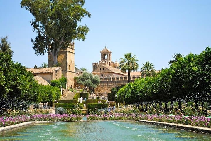 Guided tour: discover the 2 great monuments in Córdoba: Mezquita and Alcázar.