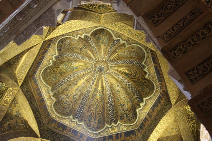 Guided tour: discover the 2 great monuments in Córdoba: Mezquita and Alcázar.