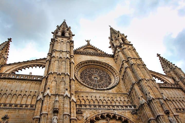 Private 4-hour tour of Palma de Mallorca with driver and guide