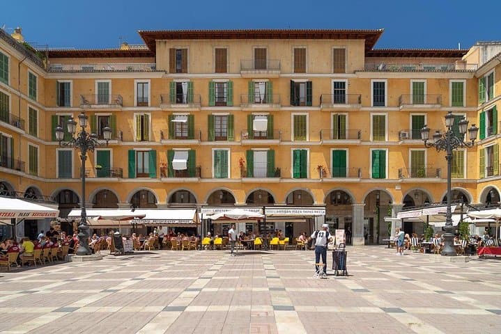 Private 4-hour tour of Palma de Mallorca with driver and guide