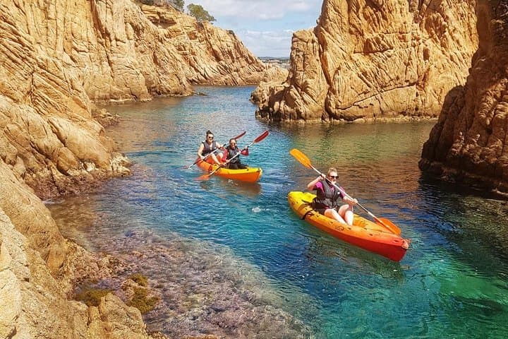 Barcelona: Costa Brava Snorkeling and Kayaking Group with Lunch