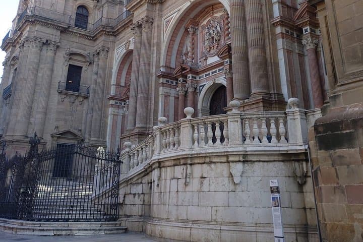 Guided visit to the Cathedral of Malaga and its surroundings
