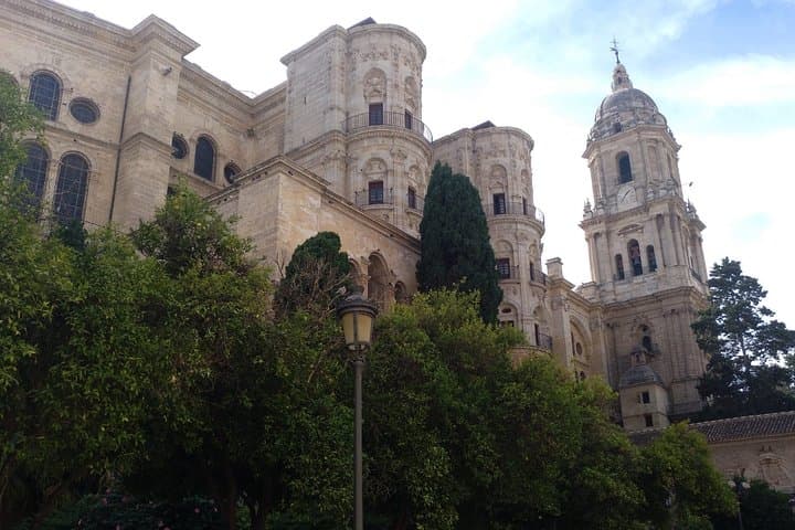 Guided visit to the Cathedral of Malaga and its surroundings