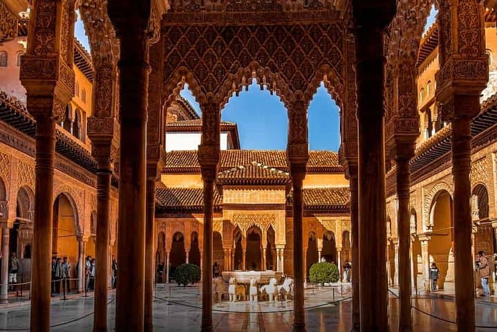 Private Alhambra palace tour including private guide and tickets