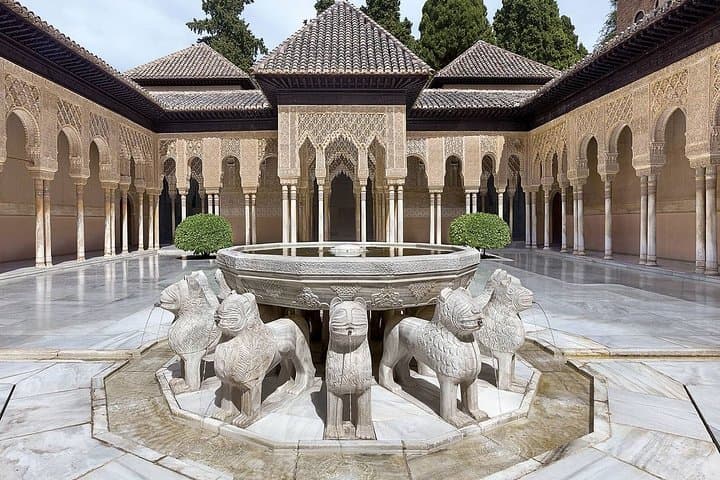 Private Alhambra palace tour including private guide and tickets
