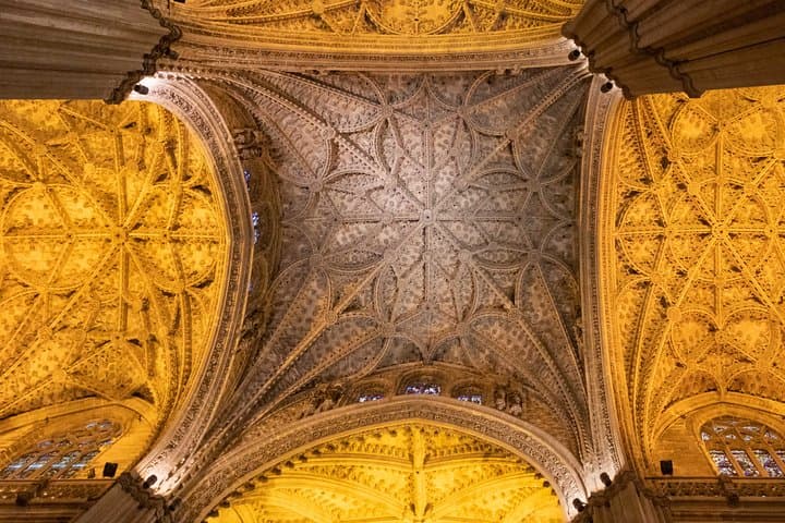 Seville Cathedral and the Giralda skip the line private tour