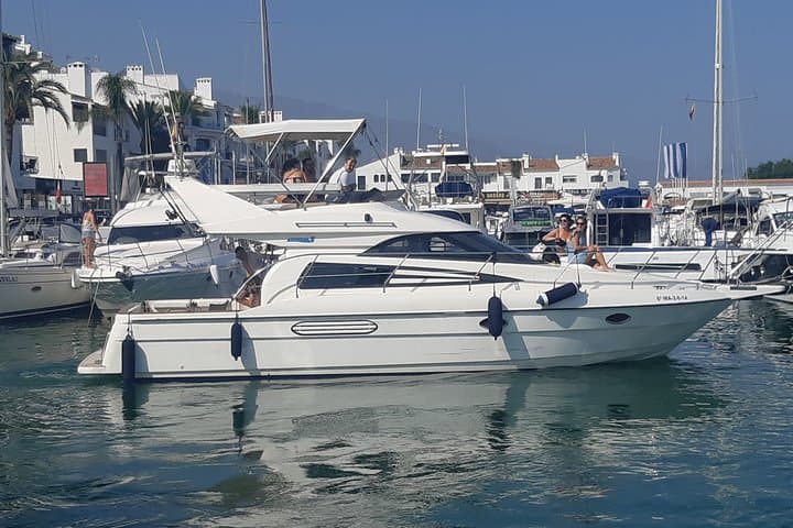 The boat is preparing to tour the Marbella Coast and look for the dolphins