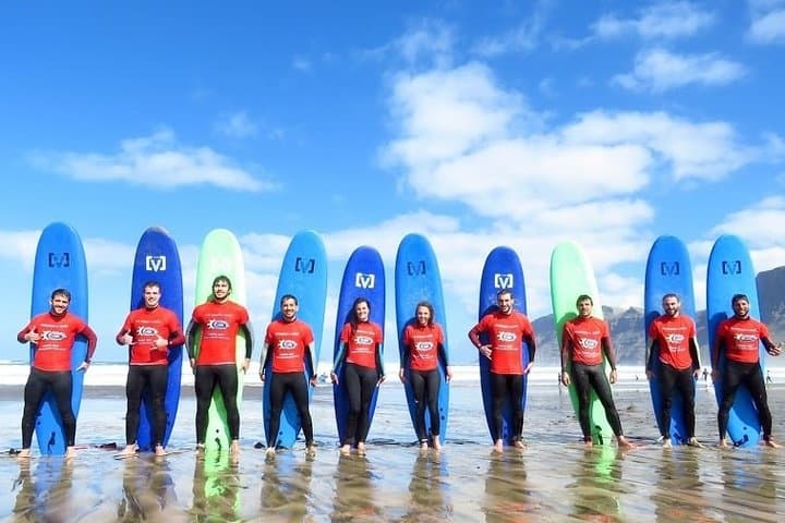 Surf lessons in Famara 9:15-14:30h (4 hours of class)