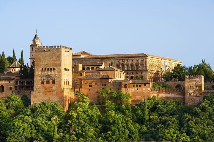 Private transfer from/to Seville to/from Granada with optional stop in Cordoba